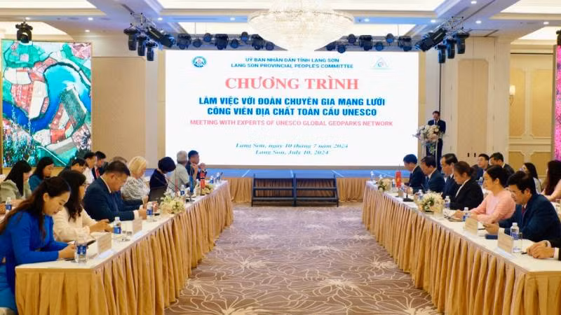 Các đại biểu dự, làm việc với đoàn chuyên gia UNESCO về thẩm định thực địa hồ sơ đề nghị công nhận Công viên địa chất Lạng Sơn là Công viên địa chất toàn cầu UNESCO.