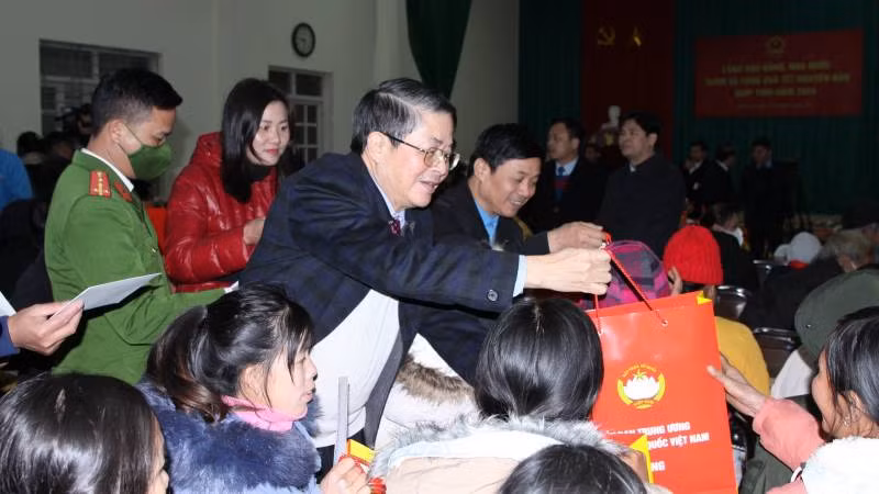 Phó Chủ tịch Quốc hội tặng quà Tết cho người dân các dân tộc trên địa bàn xã Bính Xá, huyện Đình Lập (Lạng Sơn). Phó Chủ tịch Quốc hội tặng quà Tết cho người dân các dân tộc trên địa bàn xã Bính Xá, huyện Đình Lập (Lạng Sơn).