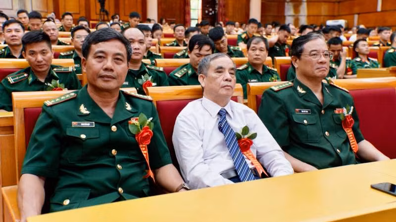 Các điển hình tiêu biểu của Bộ đội Biên phòng tỉnh Lạng Sơn tham dự chương trình tôn vinh Học tập và làm theo tư tưởng, đạo đức, phong cách Hồ Chí Minh. Các điển hình tiêu biểu của Bộ đội Biên phòng tỉnh Lạng Sơn tham dự chương trình tôn vinh Học tập và làm theo tư tưởng, đạo đức, phong cách Hồ Chí Minh.