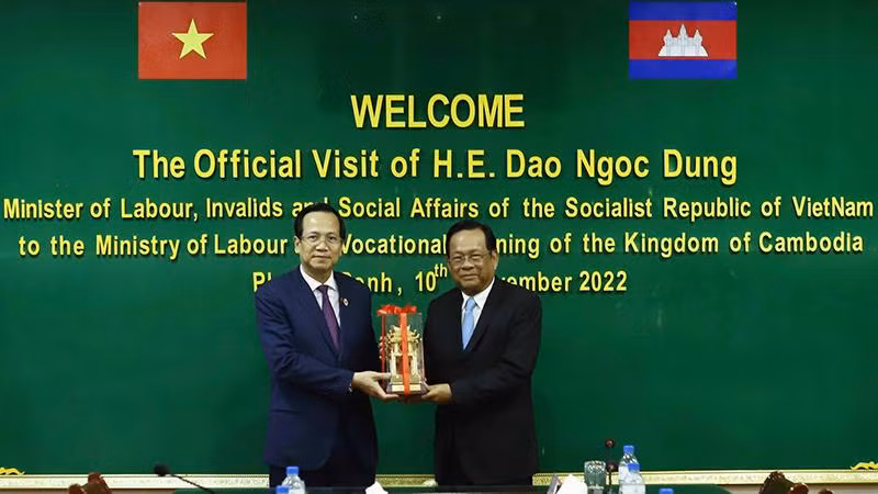 Bộ trưởng Đào Ngọc Dung và Bộ trưởng Ith Samheng (Ảnh: Molisa).