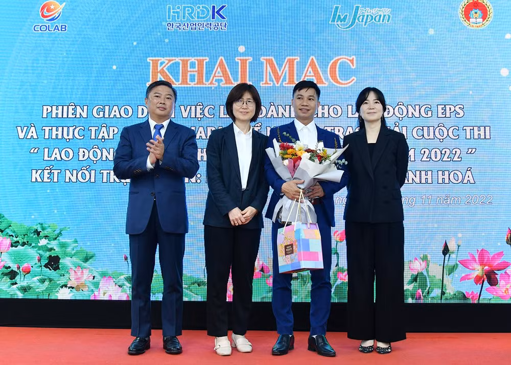 Bạn Bùi Văn Hiếu (thứ 2 từ phải sang) giành giải Nhất cuộc thi “Lao động EPS hồi hương thành công năm 2022” (Ảnh: Thủy Nguyên).