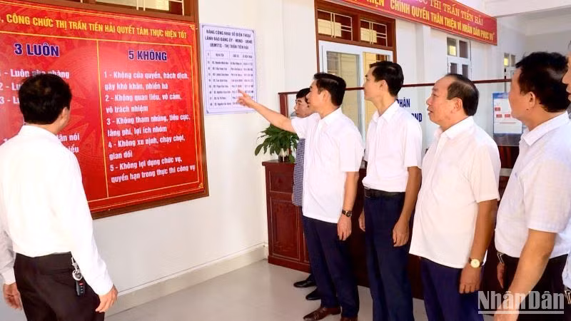 Trụ sở làm việc tại Ủy ban nhân dân thị trấn Tiền Hải (tỉnh Thái Bình) treo công khai các quy định ứng xử đối với nhân dân và doanh nghiệp khi đến làm việc, giao dịch.