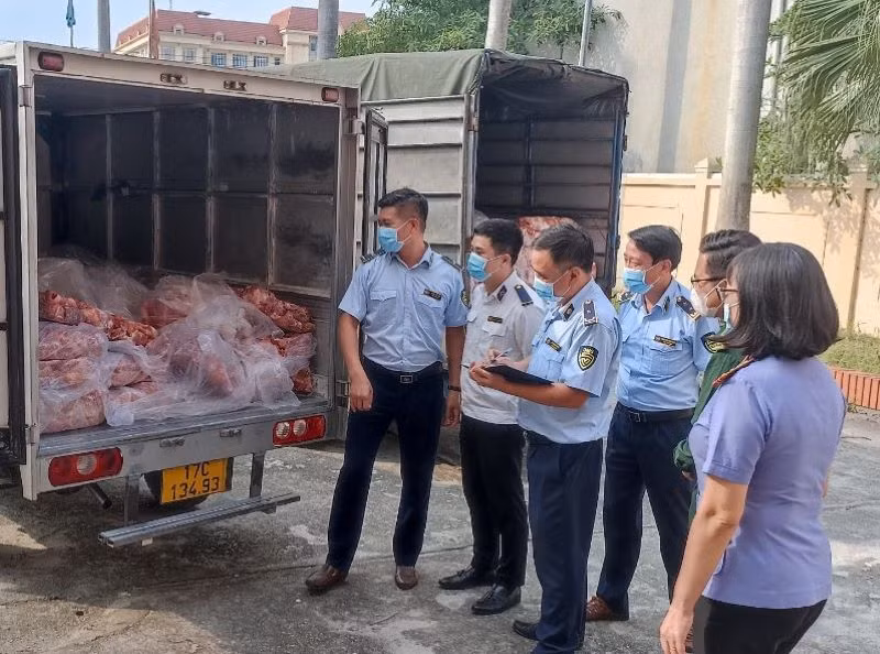 Xe chở hơn 3 tấn thịt lợn ôi thiu bị tạm giữ để xử lý. (Ảnh: Cục Quản lý thị trường tỉnh Thái Bình cung cấp)