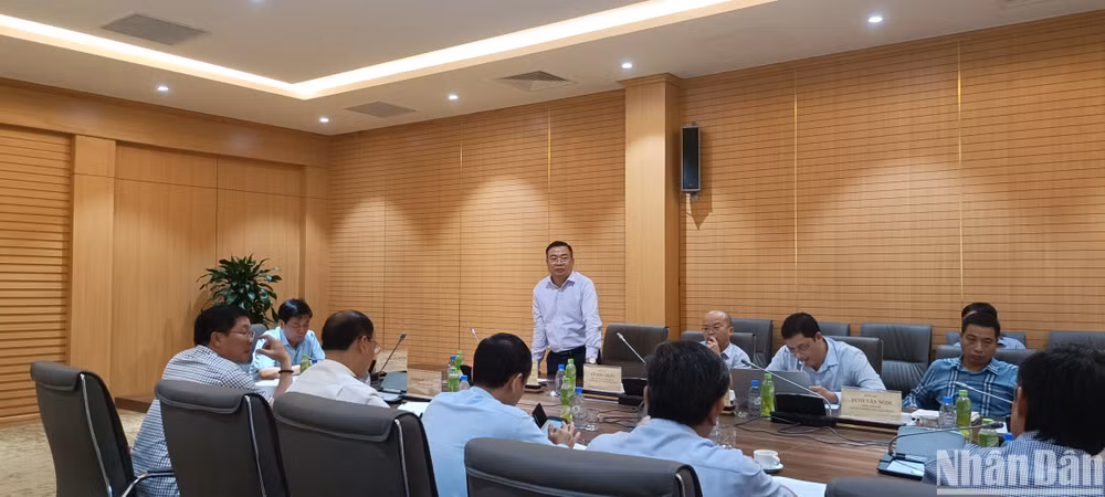 Ông Nguyễn Huy Vượng, Phó Giám đốc Chi nhánh phát điện Dầu khí Việt Nam nêu một số khó khăn, vướng mắc với Đoàn công tác Ủy ban nhân dân tỉnh Thái Bình sáng 9/11/2023.