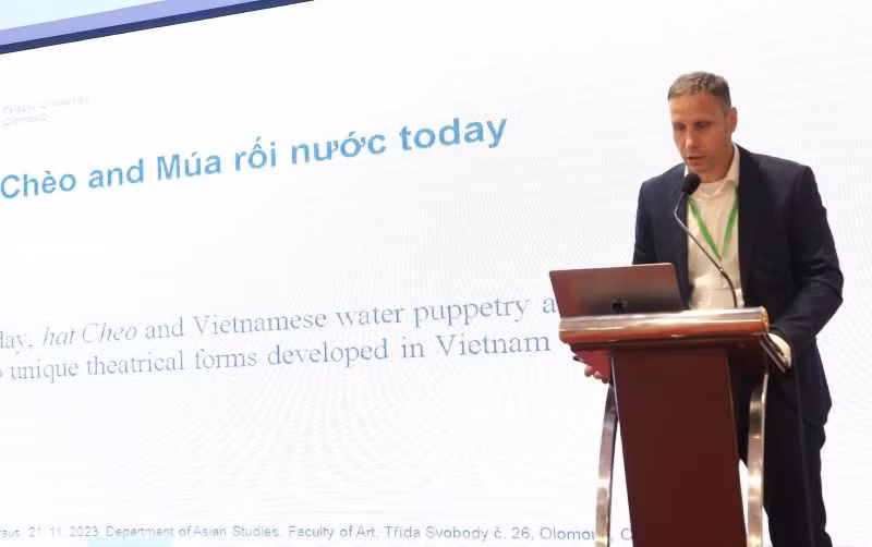 PGS,TS Filip Kraus, Đại học Palacky (Cộng hòa Séc) đánh giá cao nét đặc sắc của hát Chèo và múa rối nước của Việt Nam. (Ảnh: HÀ LINH) PGS,TS Filip Kraus, Đại học Palacky (Cộng hòa Séc) đánh giá cao nét đặc sắc của hát Chèo và múa rối nước của Việt Nam. (Ảnh: HÀ LINH)