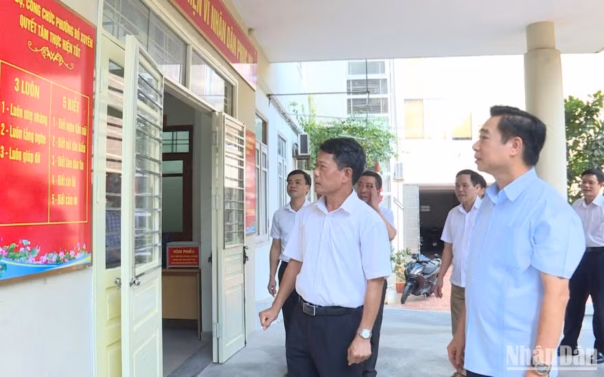 Trưởng Ban Dân vận Tỉnh ủy Thái Bình Nguyễn Văn Giang (bên phải) đến thăm mô hình "Chính quyền thân thiện vì nhân dân phục vụ" tại phường Bồ Xuyên (thành phố Thái Bình).