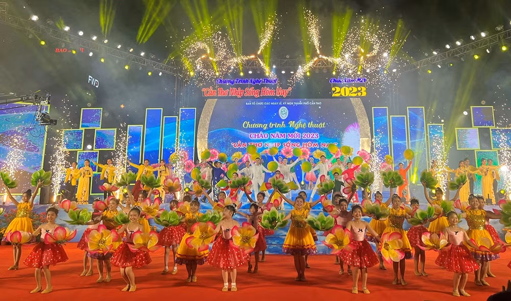 Thành phố Cần Thơ tổ chức chương trình nghệ thuật chào năm mới 2023 tại sân khấu Công viên Lưu Hữu Phước. (Ảnh TTXVN)