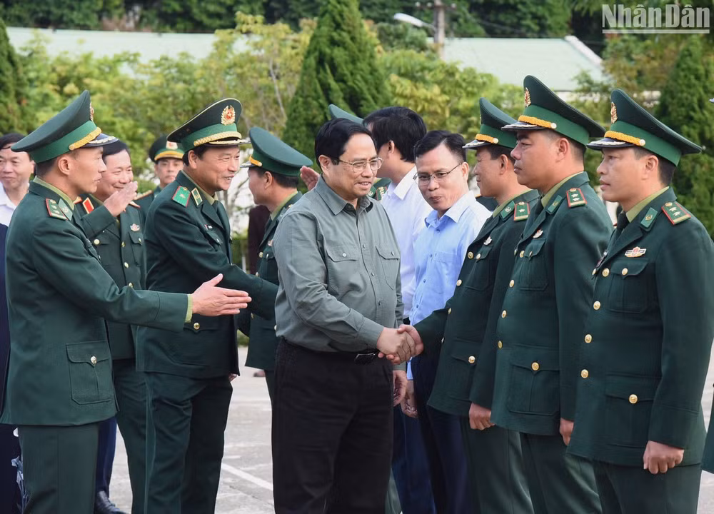 Thủ tướng Phạm Minh Chính thăm Đồn Biên phòng Huổi Luông. 