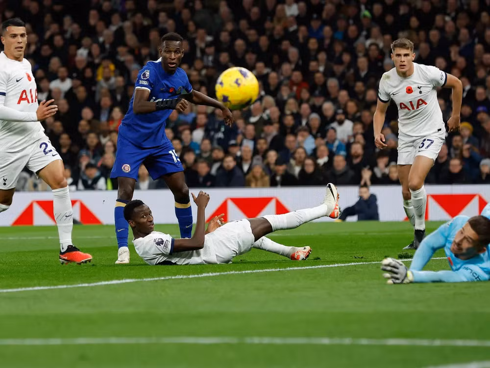Chelsea bế tắc trong việc khoan phá hàng phòng ngự Tottenham.