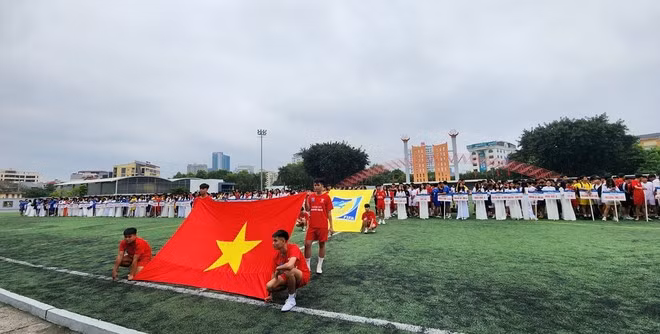 100 đội bóng tham dự Lễ khai mạc giải trên sân Tây Hồ.