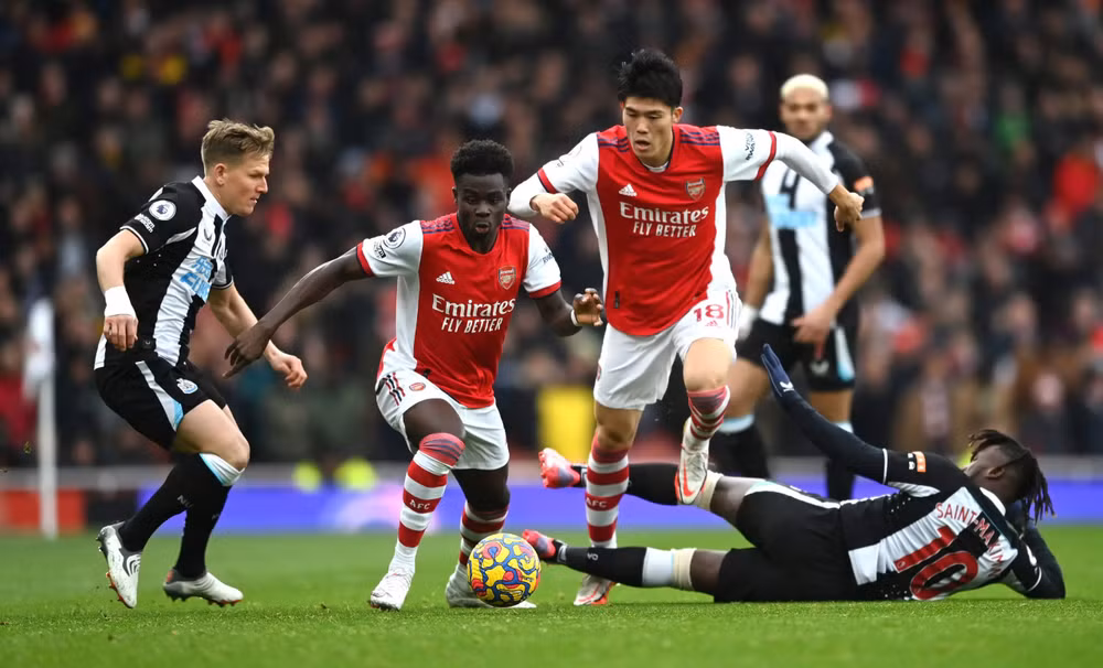 Sau 10 vòng đấu, Saka đã có được bốn bàn thắng và bốn kiến tạo ở Premier League. Sau 10 vòng đấu, Saka đã có được bốn bàn thắng và bốn kiến tạo ở Premier League.