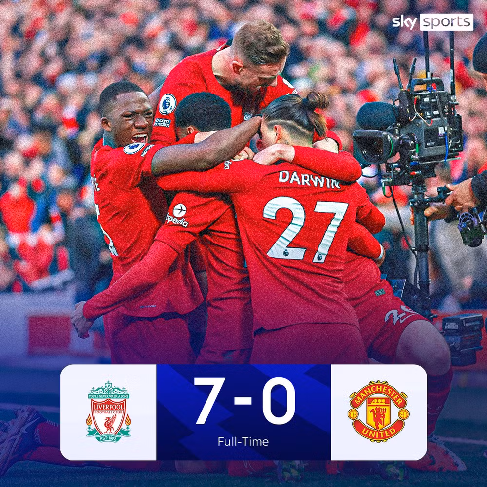 Người hâm mộ Quỷ đỏ vẫn chưa thể nguôi ngoai sau trận thua 0-7. (Ảnh: Skysports)