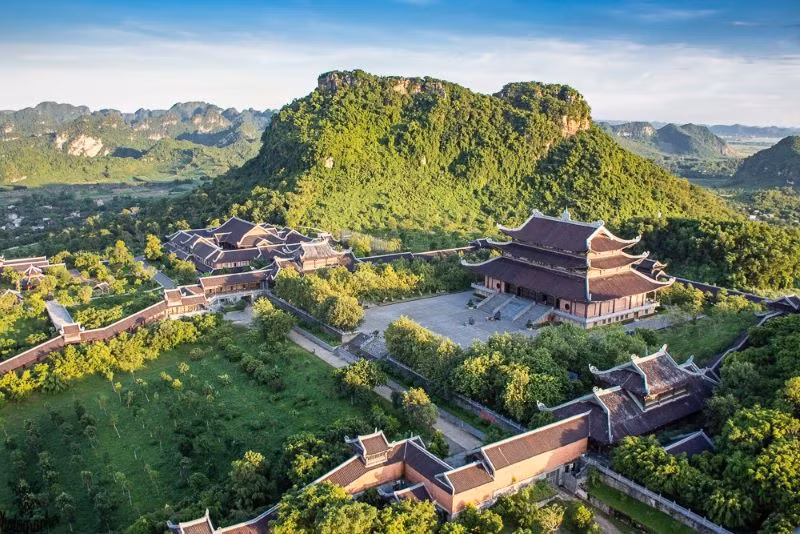 Chùa Bái Đính là một quần thể chùa lớn nằm trên sườn núi, giữa những thung lũng mênh mông hồ và núi đá với nhiều kỷ lục châu Á và Việt Nam. (Ảnh: Sở Du lịch Ninh Bình)