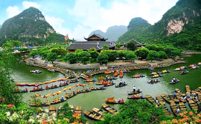 Ninh Bình phấn đấu đến năm 2030 sẽ là một trong những trung tâm lớn, có giá trị thương hiệu cao về du lịch, công nghiệp văn hóa, kinh tế di sản của cả nước và khu vực Đông Nam Á. (Ảnh: Sở Du lịch Ninh Bình)