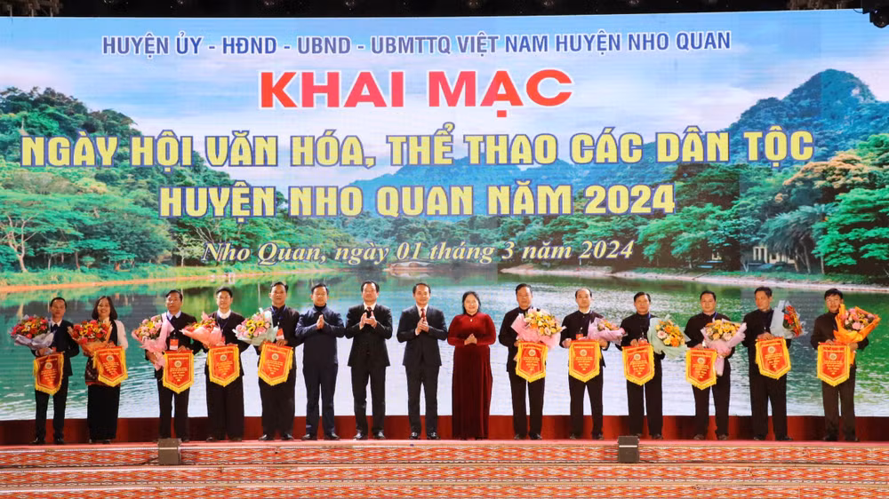 Các đồng chí lãnh đạo Huyện ủy, HĐND, UBND huyện Nho Quan đã tặng hoa, cờ lưu niệm cho 11 đoàn tuyển tham gia Ngày hội Văn hóa, Thể thao các dân tộc huyện Nho Quan. Các đồng chí lãnh đạo Huyện ủy, HĐND, UBND huyện Nho Quan đã tặng hoa, cờ lưu niệm cho 11 đoàn tuyển tham gia Ngày hội Văn hóa, Thể thao các dân tộc huyện Nho Quan.