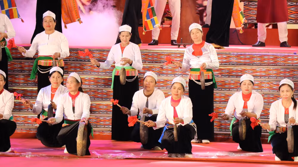 Nho Quan là nơi hội tụ của 28 dân tộc anh em với số dân hơn 174 nghìn người; trong đó, đồng bào dân tộc Mường chiếm 17%. Nho Quan là nơi hội tụ của 28 dân tộc anh em với số dân hơn 174 nghìn người; trong đó, đồng bào dân tộc Mường chiếm 17%.