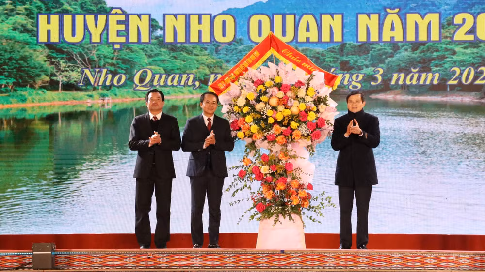 Đồng chí Bí thư Tỉnh ủy Đoàn Minh Huấn tặng hoa chúc mừng Ngày hội Văn hóa, Thể thao các dân tộc huyện Nho Quan. Đồng chí Bí thư Tỉnh ủy Đoàn Minh Huấn tặng hoa chúc mừng Ngày hội Văn hóa, Thể thao các dân tộc huyện Nho Quan.