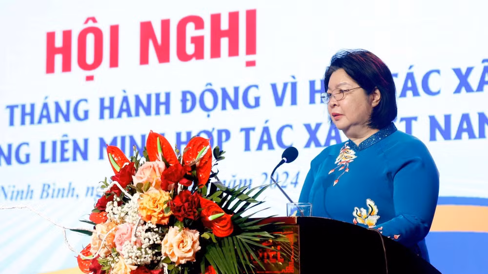 Chủ tịch Liên minh Hợp tác xã Việt Nam Cao Xuân Thu Vân kêu gọi toàn thể cán bộ, người lao động hệ thống Liên minh Hợp tác xã Việt Nam nêu cao tinh thần trách nhiệm, đẩy mạnh phong trào thi đua yêu nước, hăng say lao động, sản xuất. (Ảnh: MINH ĐƯỜNG)