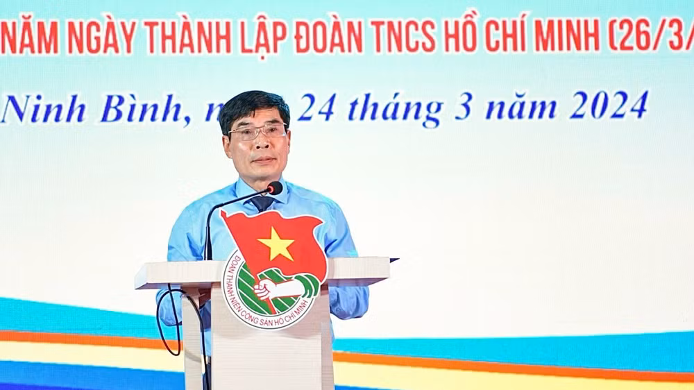 Trưởng Ban Dân vận Tỉnh ủy Ninh Bình Đỗ Việt Anh tin tưởng rằng, bên cạnh 93 đồng chí Bí thư Chi đoàn được tuyên dương, còn có rất nhiều đồng chí Bí thư Chi đoàn khác đang cống hiến sức trẻ, trí tuệ cho cộng đồng, cho xã hội, góp phần dựng xây quê hương, đất nước. (Ảnh: TRƯỜNG GIANG)