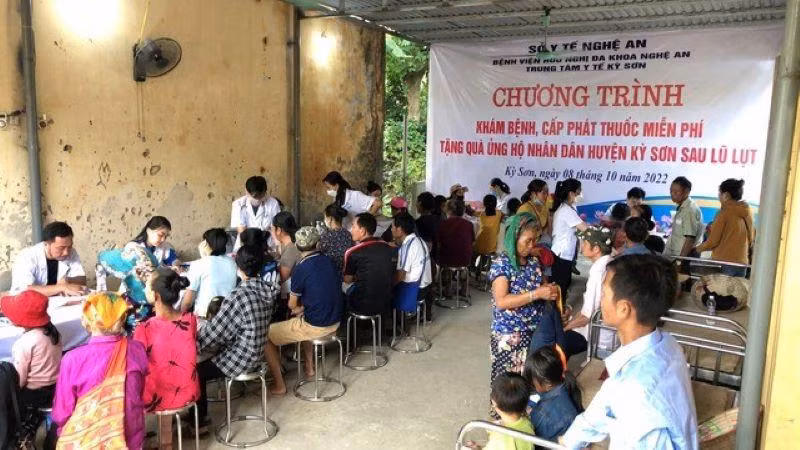 Các y bác sĩ Bệnh viện Hữu nghị đa khoa Nghệ An đã khám, cấp thuốc miễn phí cho hơn 1.800 người dân bị ảnh hưởng do lũ.
