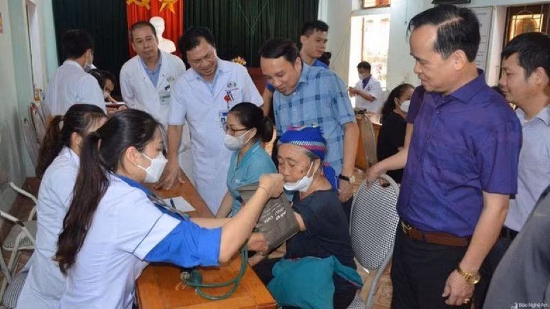 Đoàn công tác đã chia thành năm điểm để khám, chữa bệnh và cấp thuốc miễn phí cho được nhiều lượt người dân nhất.