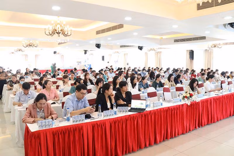 Gần 150 điều dưỡng và nhân viên y tế tham gia lớp tập huấn.