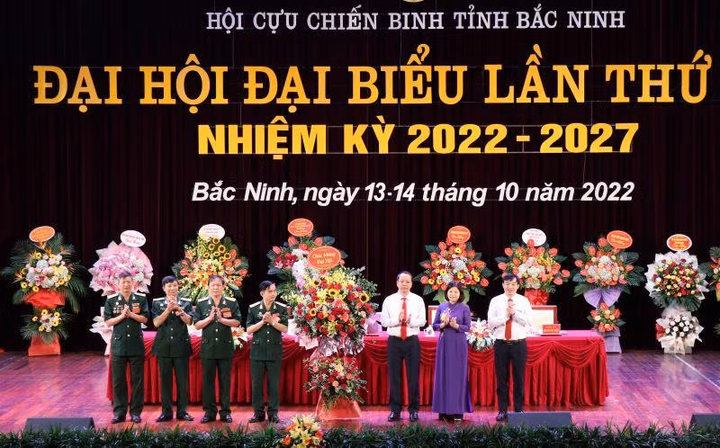 Các đồng chí lãnh đạo tỉnh Bắc Ninh tặng hoa chúc mừng Đại hội.