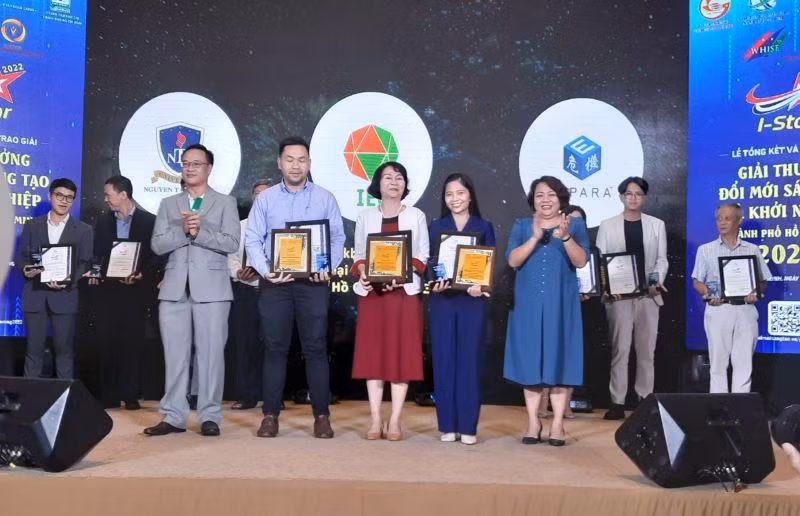 Ban tổ chức trao giải thưởng cho các cá nhân, đơn vị đạt giải. 