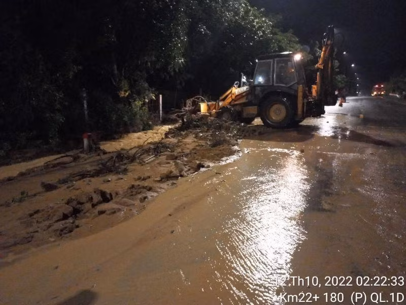 Công ty CP Quản lý và Xây dựng đường bộ Phú Yên khắc phục sự cố sạt lở trên quốc lộ 1D.