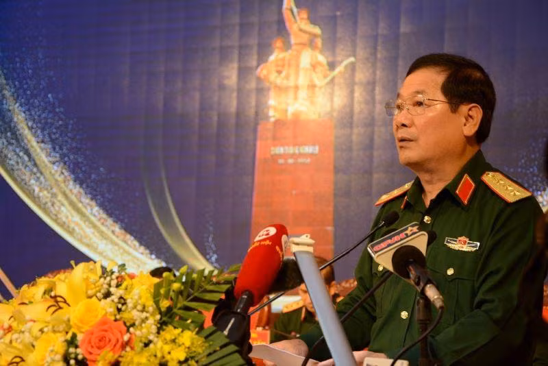 Thượng tướng Lê Huy Vịnh, Thứ trưởng Quốc phòng, phát biểu tại hội thảo.