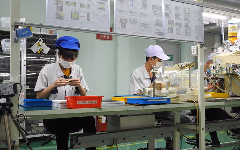 Công nhân lắp ráp linh kiện tại Công ty TNHH Việt Nam Tabuchi Electric (Khu công nghiệp Đại Đồng-Hoàn Sơn, huyện Tiên Du, tỉnh Bắc Ninh). 