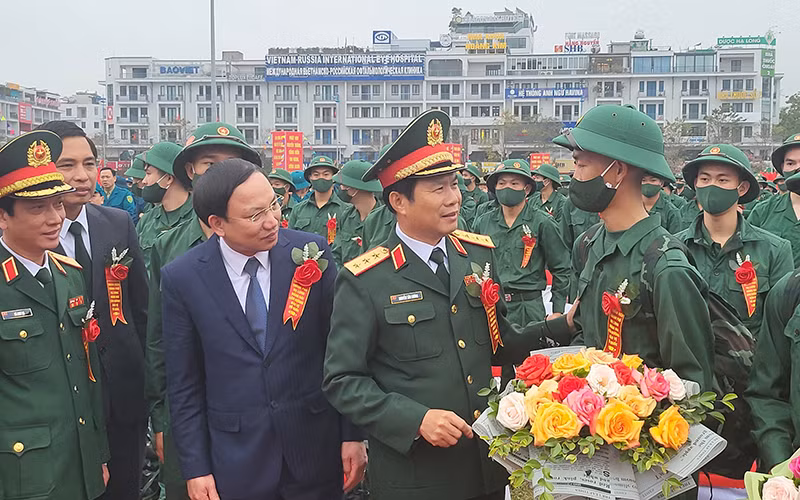 Đại diện lãnh đạo Bộ Quốc phòng, Quân khu 3 và tỉnh Quảng Ninh động viên các tân binh lên đường nhập ngũ.