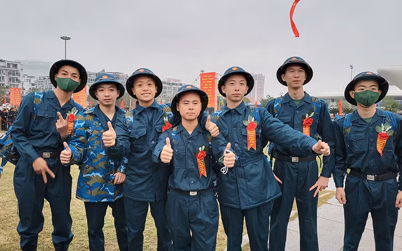 Các tân binh ở xã Thống Nhất, phường Hoành Bồ, thành phố Hạ Long, tỉnh Quảng Ninh, phấn khởi, tự hào được khoác lên mình bộ quân phục. Các tân binh ở xã Thống Nhất, phường Hoành Bồ, thành phố Hạ Long, tỉnh Quảng Ninh, phấn khởi, tự hào được khoác lên mình bộ quân phục.
