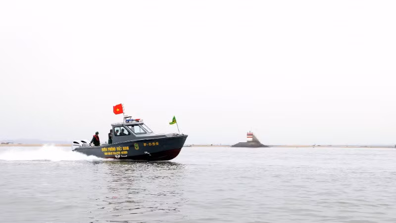 Xa xa thấy cờ Tổ quốc tung bay trên xuồng tuần tra, người dân đều cảm thấy tự hào.