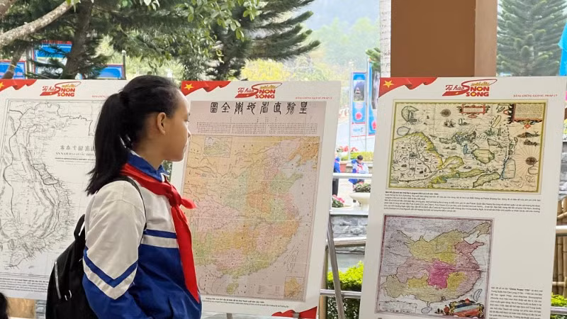 Thiếu nhi huyện Hà Quảng chăm chú xem triển lãm ảnh về chủ quyền biên cương, hải đảo.