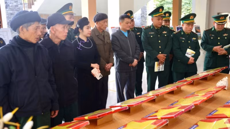 Bộ đội biên phòng và bà con nhân dân xem triển lãm.