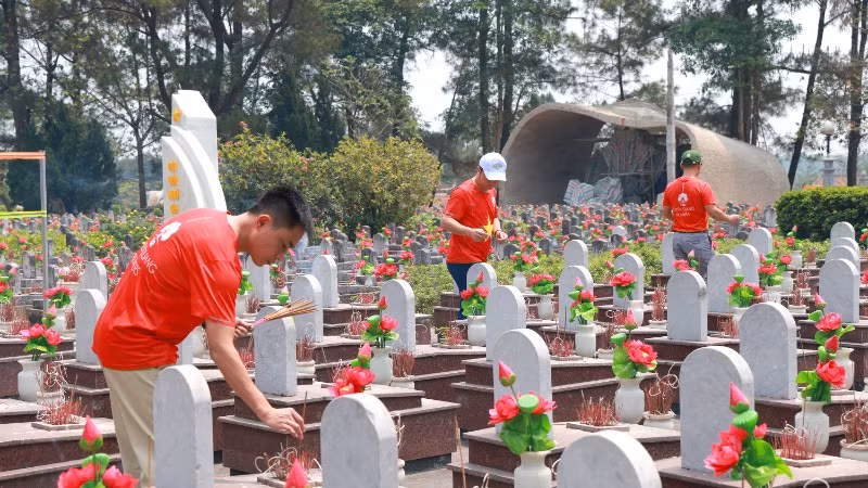 Nén tâm nhang thắp lên từng nấm mộ. Nén tâm nhang thắp lên từng nấm mộ.