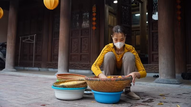 Người dân đãi đỗ để nguyên liệu có mùi hương đặc trưng chứ không dùng đỗ được tách vỏ sẵn. Người dân đãi đỗ để nguyên liệu có mùi hương đặc trưng chứ không dùng đỗ được tách vỏ sẵn.