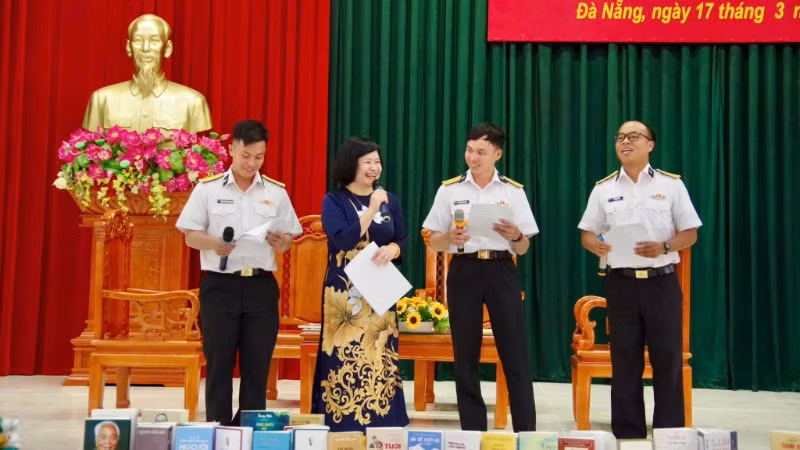 Tiến sĩ giáo dục Nguyễn Thụy Anh giao lưu cùng bộ đội Hải quân.