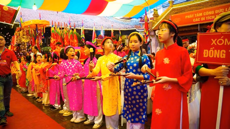 Các em nhỏ hào hứng tham gia. Các em nhỏ hào hứng tham gia.