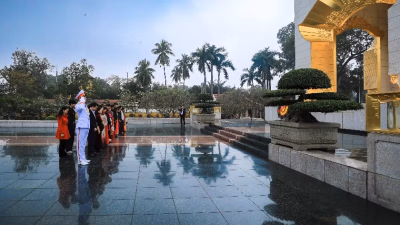 Các đại biểu dành phút mặc niệm tưởng nhớ công ơn các Anh hùng, liệt sĩ đã hy sinh vì độc lập, tự do của Tổ quốc.