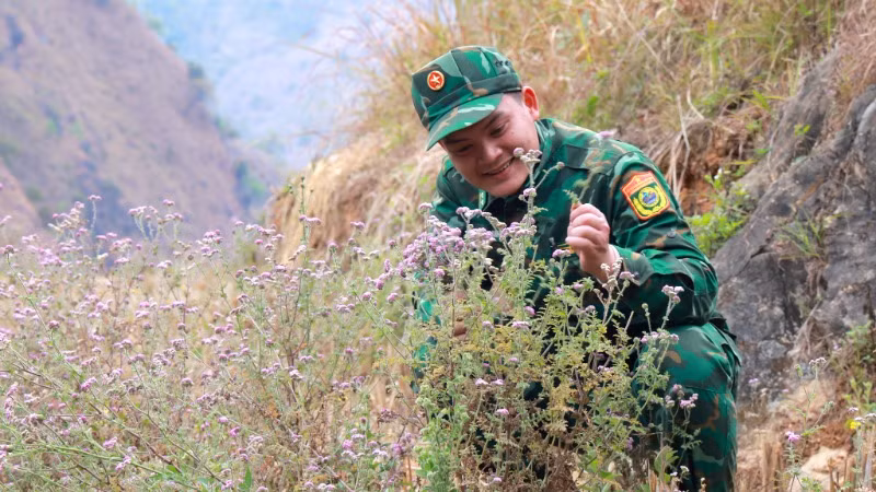 Một khoảnh khắc đầy lãng mạn của người lính biên phòng.