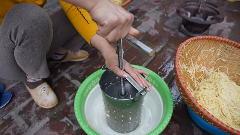 Nguyên liệu được ép cho hết nước. Nguyên liệu được ép cho hết nước.