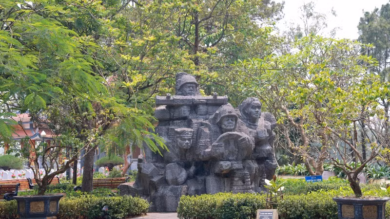 Các công trình tượng đài gợi lên ký ức thời oanh liệt của cha ông. Các công trình tượng đài gợi lên ký ức thời oanh liệt của cha ông.