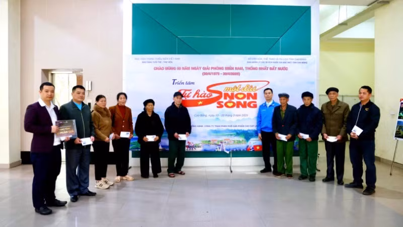 Tặng quà, tri ân các gia đình chính sách và người có công.