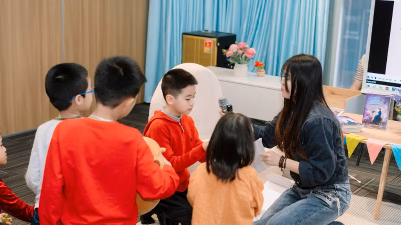 Bạn đọc nhỏ tuổi đặt nhiều câu hỏi với nhà văn. Bạn đọc nhỏ tuổi đặt nhiều câu hỏi với nhà văn.