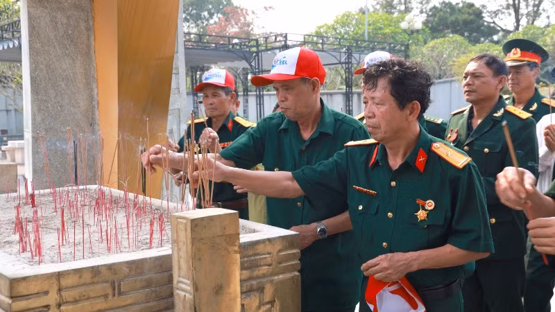 Các quân nhân, cựu chiến binh luôn nhớ về cha anh, đồng đội. Các quân nhân, cựu chiến binh luôn nhớ về cha anh, đồng đội.