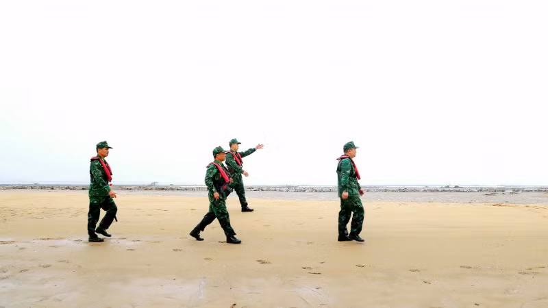 Cán bộ, chiến sĩ Đồn Biên phòng Trà Cổ làm nhiệm vụ tuần tra.