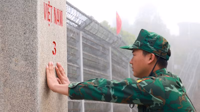 Niềm tự hào, xúc động trong trái tim người lính biên phòng. Niềm tự hào, xúc động trong trái tim người lính biên phòng.