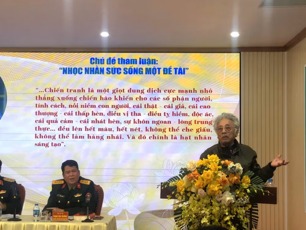 Nhà văn Chu Lai trình bày tham luận.